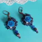 BO Royal Blue Roses broderet med harpiksroser, perleperler, cloisonne porcelænsvedhæng, facetter og rocailles